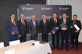 Przedstawiciele samorządów, które podpisały umowy